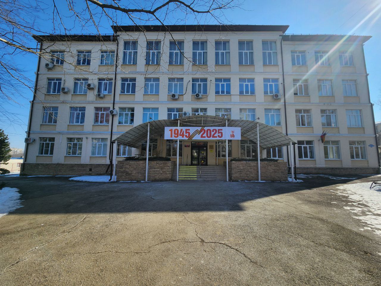 Фотография школы.